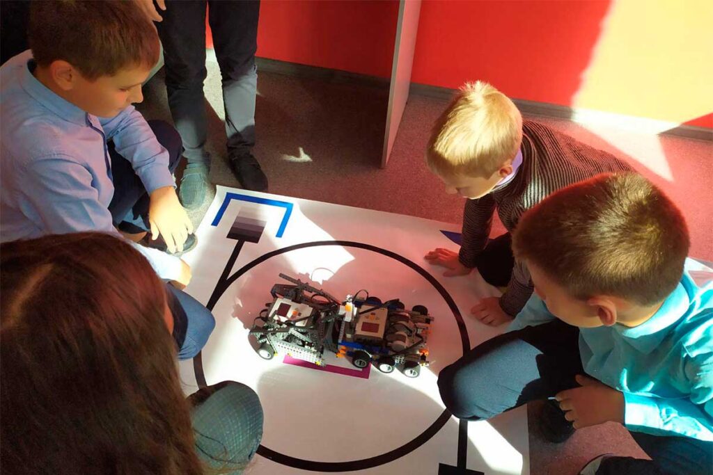 Школьные соревнования роботов «СУМО»
